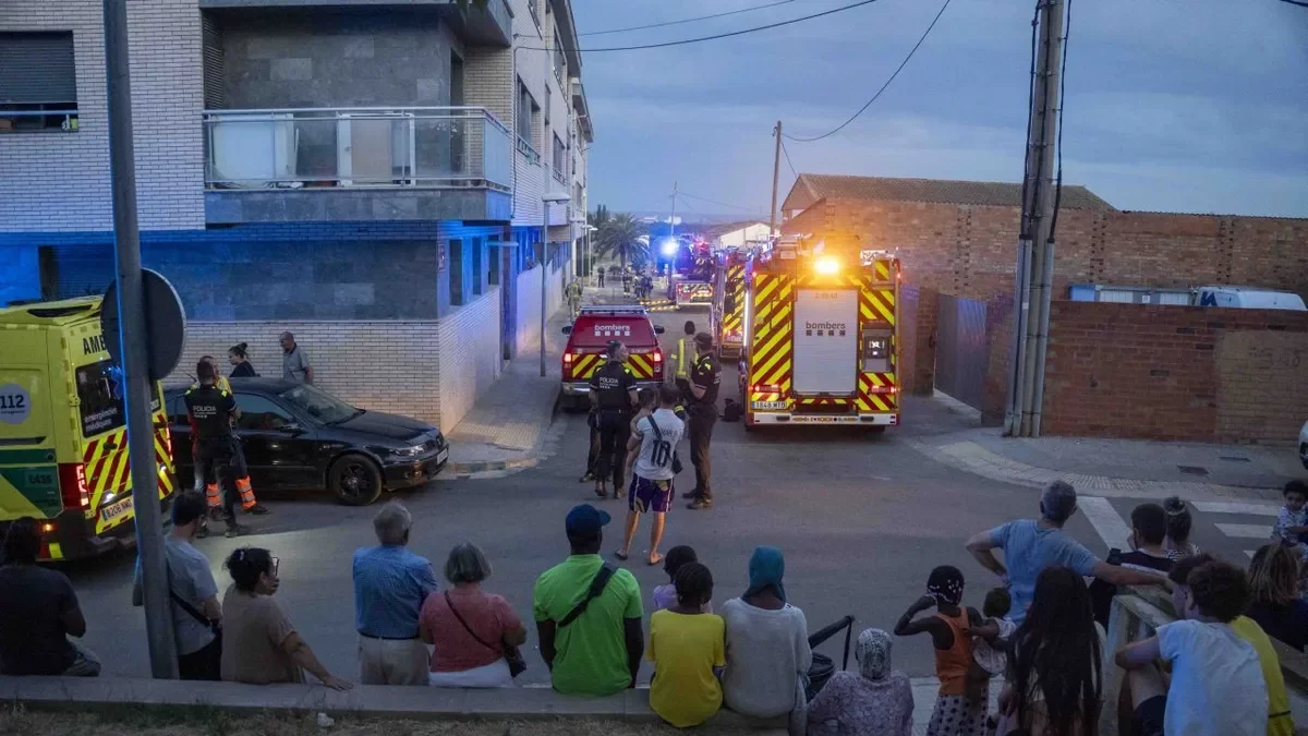 Veïns del barri de Llívia observen la intervenció dels serveis d’emergència. - PAU PASCUAL PRAT