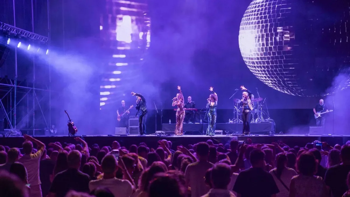 El grupo Abba The New Experience, ayer en la fiesta previa del Magnífic, con unas 1.800 personas. - PAU PASCUAL PRAT