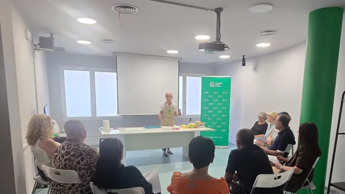 La nutricionista Antonieta Barahona condujo el taller ayer ante una decena de participantes. - AECC LLEIDA