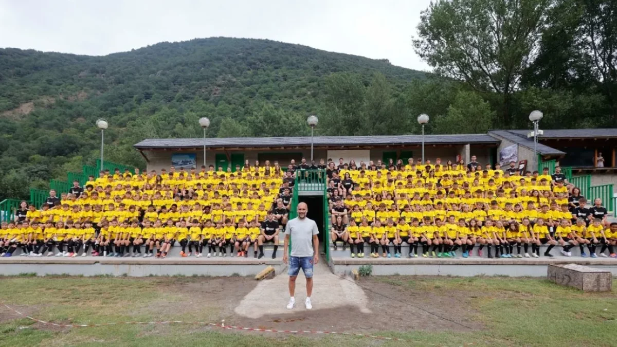Pep Guardiola posa ante los niños y niñas de su campus en una anterior edición. - EDGAR ALDANA