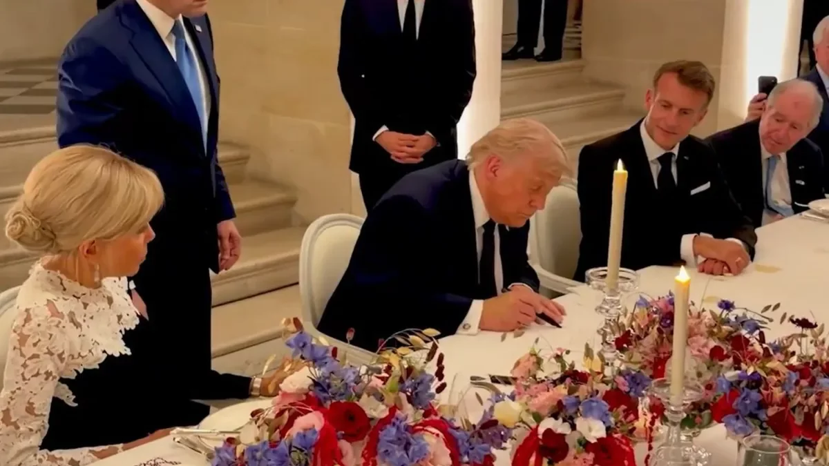 Donald Trump firma junto a Emmanuel Macron el preacuerdo de paz con Irán en Versalles. - CASA BLANCA