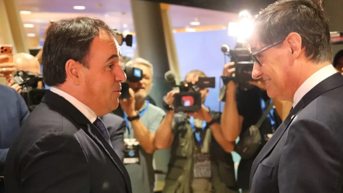 Illa saluda el seu homòleg valencià durant el fòrum. - ACN