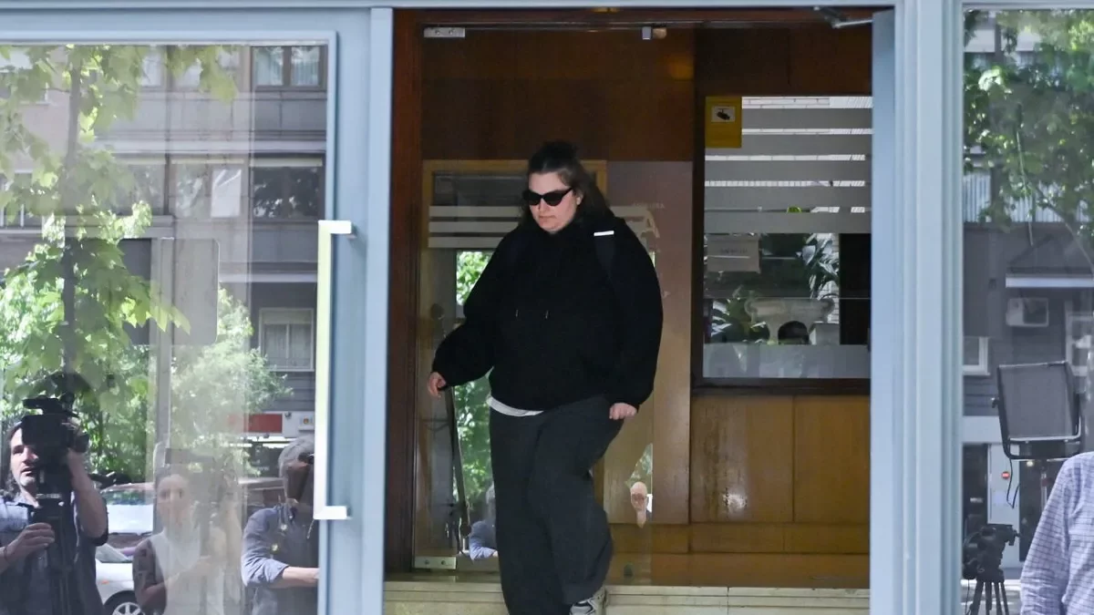 Una de las hijas de Zapataro saliendo de la empresa vinculada a la presunta trama. - EUROPA PRESS