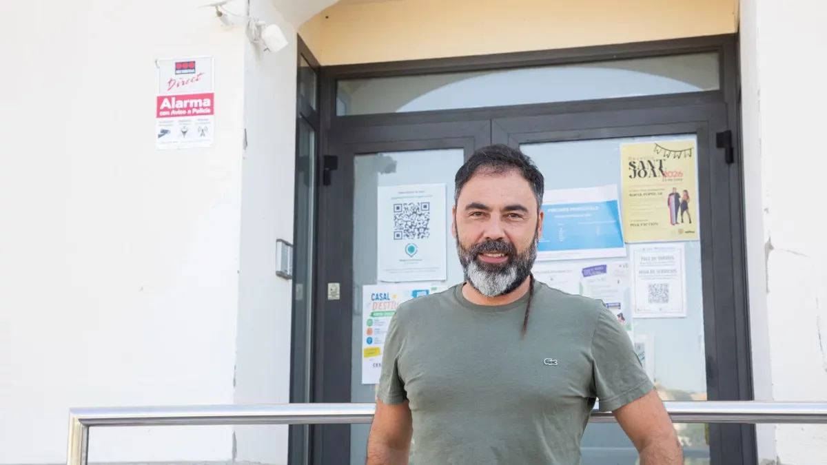 L’alcalde de Ribera d’Ondara, Francesc Sabanés, davant de l’edifici consistorial. - JORDI BONILLA