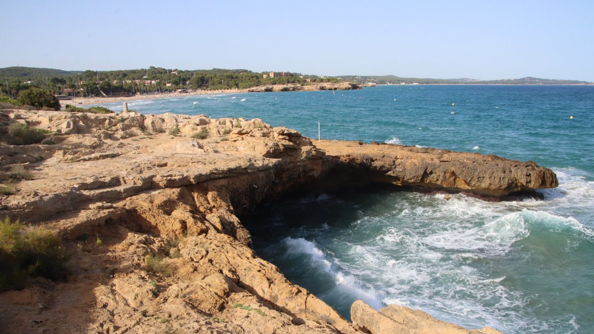 Imatge de la zona de roques al costat de la platja de l’Arrabassada.