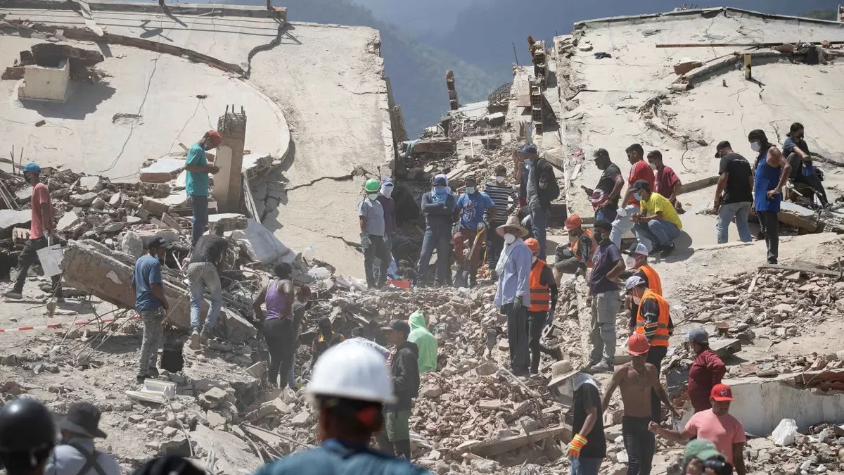 Voluntarios realizan labores de búsqueda en los escombros de un edificio en La Guaira. - EFE/ RONALD PEÑA R