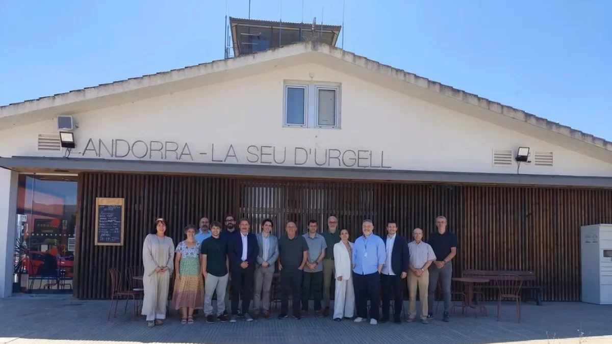 Los miembros de la mesa estratégica del aeropuerto de La Seu. - CONSELLERIA DE TERRITORI