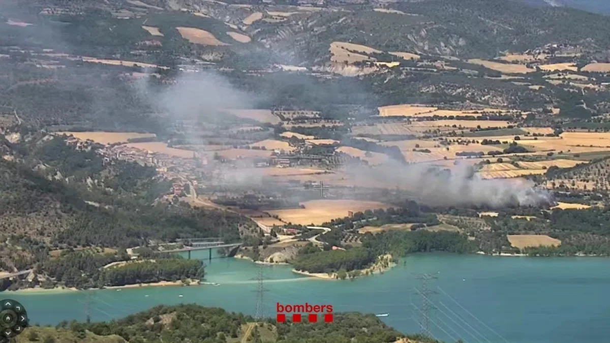 Vista del incendio ayer en Salàs de Pallars, en el Jussà. - BOMBEROS DE LA GENERALITAT