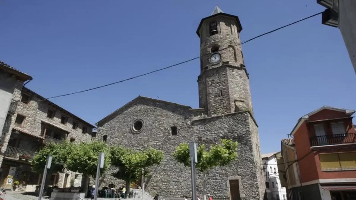 Imagen de la plaza y la iglesia de Sant Climent de Vilaller. - SEGRE