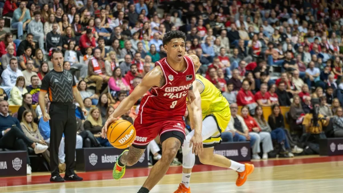 Mark Hughes ha jugado esta temporada al Gerona. - ACB PHOTO