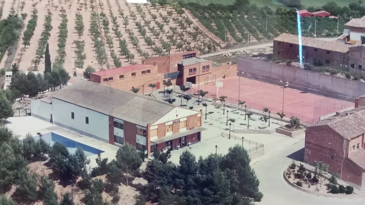 Foto antigua de las instalaciones del Casal de la localidad. - AMICS DEL CASTELL