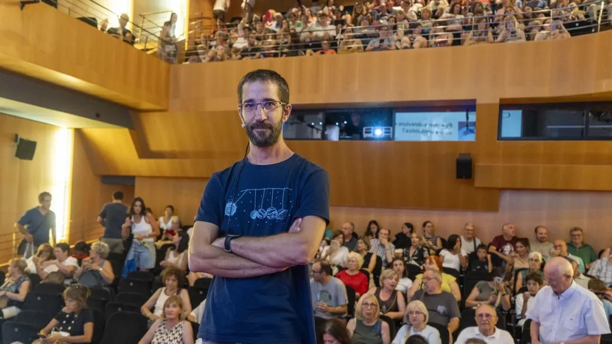 El astrofísico repasó ayer en CaixaForum Lleida el origen y la singularidad del fenómeno. - PAU PASCUAL PRAT
