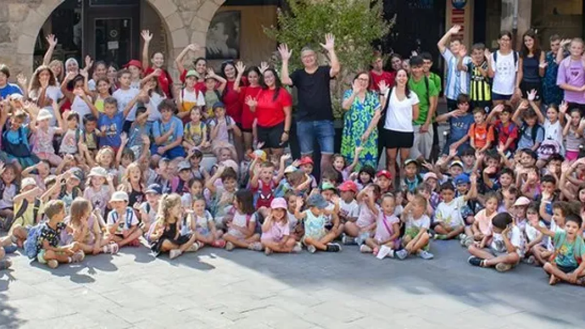 Tradicional foto de familia en la plaza Major con algunos de los participantes, monitores, técnicos, alcaldesa y concejal de Educación. - JAUME SOLÉ