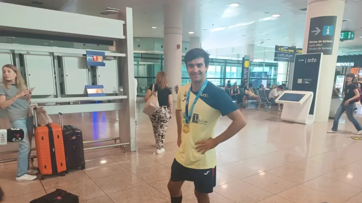 Travé, amb la medalla d’or a l’arribar a Barcelona.