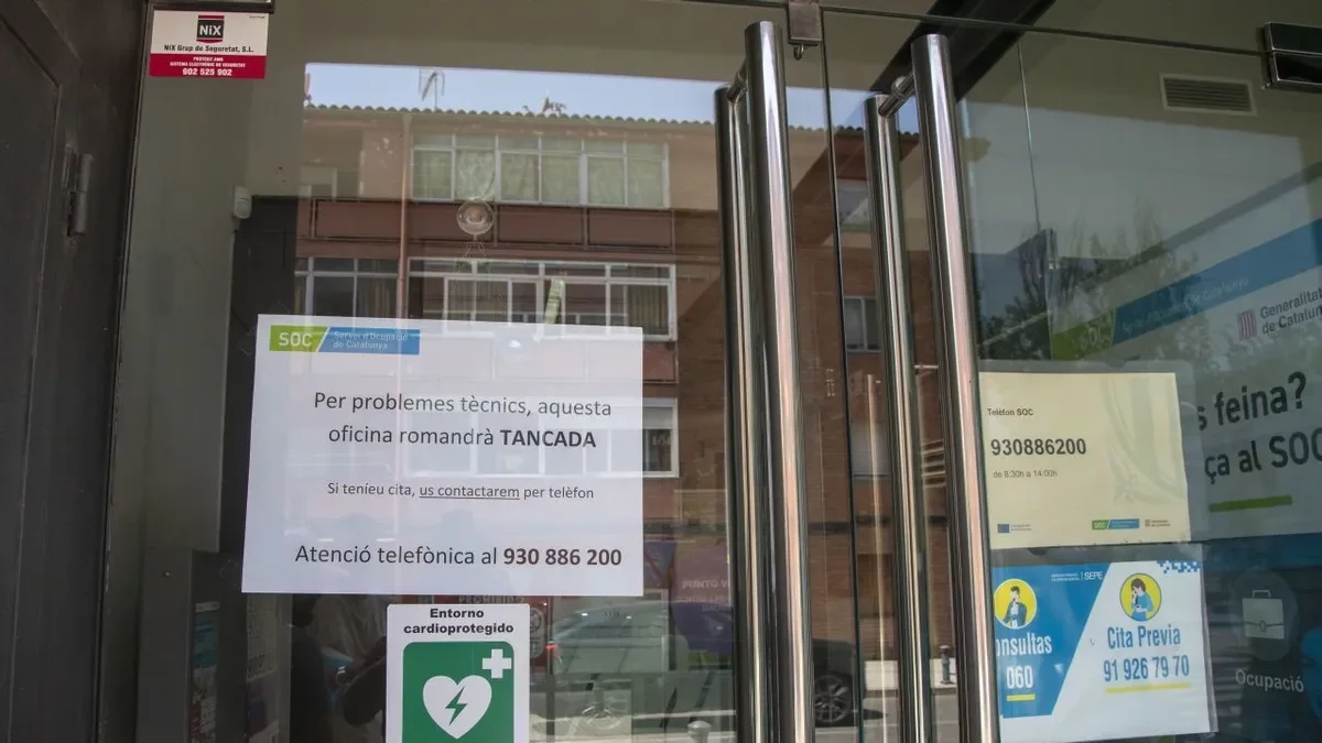 Cartel a la entrada de las oficinas cerradas en Tàrrega. - LAIA PEDRÓS