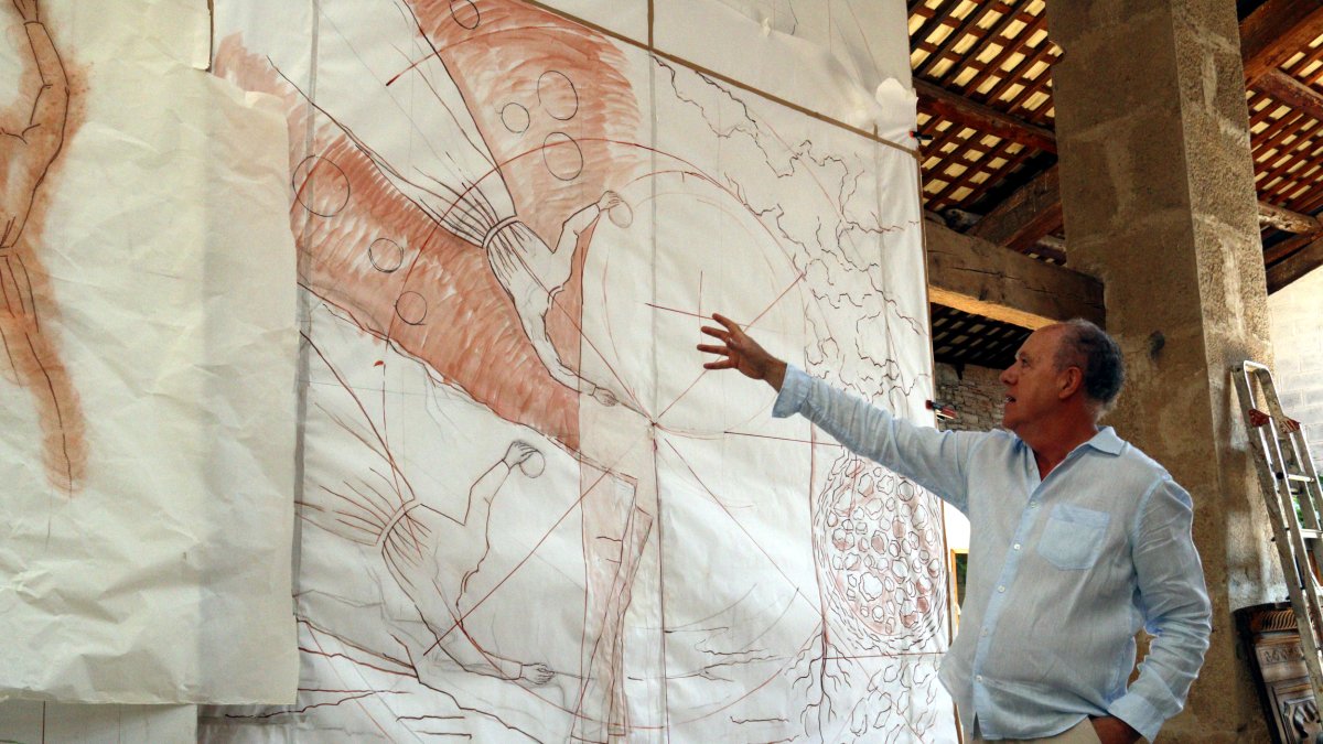 El pintor muralista Josep Minguell mostra al seu estudi de Tàrrega els esbossos del nou fresc que crearà per al Museu Benozzo Gozzoli de Castelfiorentino, a la Toscana.