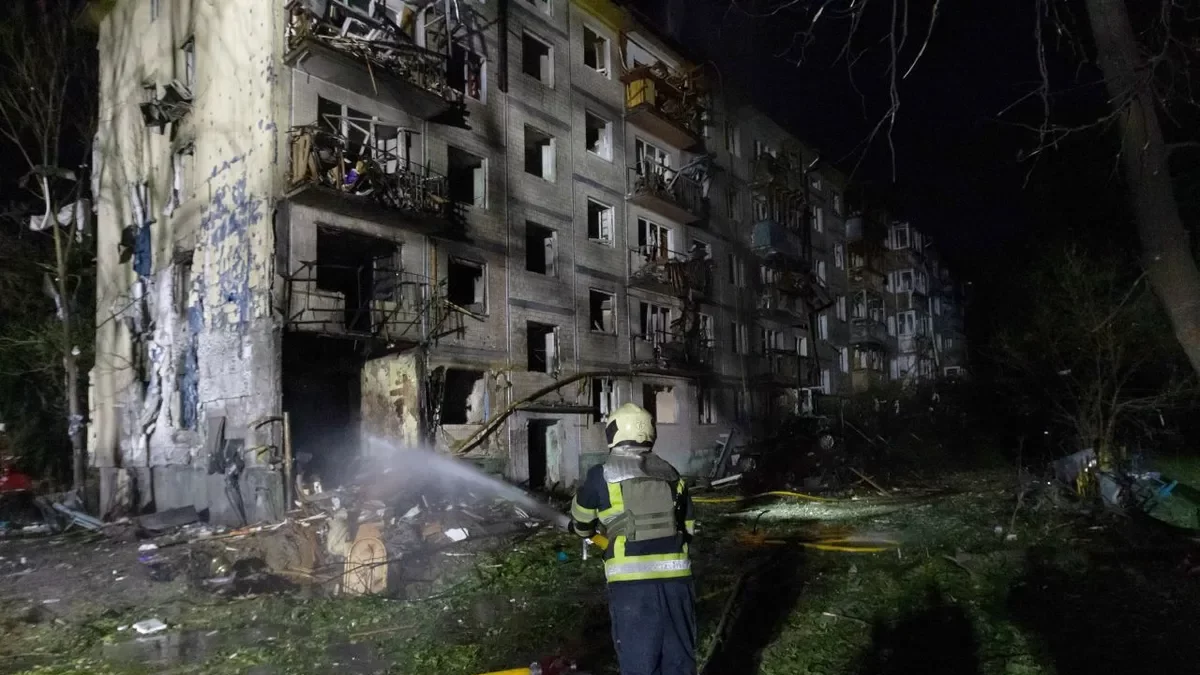Un bomber ruixa aigua sobre un edifici danyat al districte de Solomianski, a Kíiv. - KYRYLO CHUBOTIN / ZUMA PRESS / EUROPA PRESS