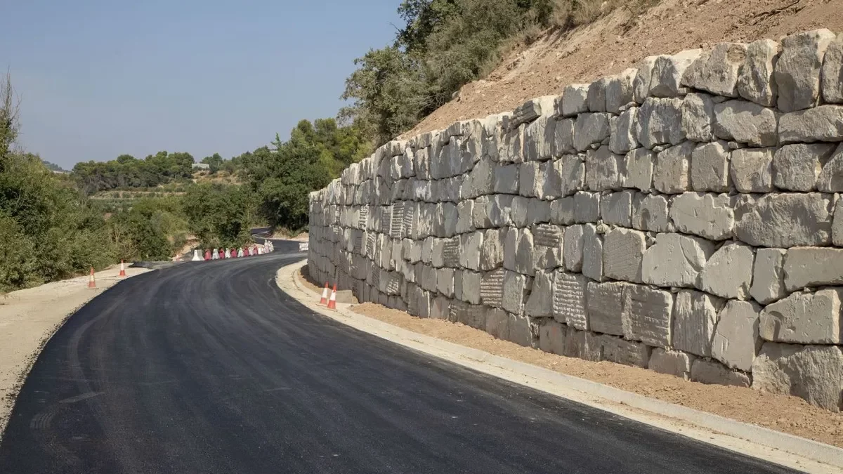 Vista actual de la carretera amb el nou asfalt, que es va posar la setmana passada. - LAIA PEDRÓS
