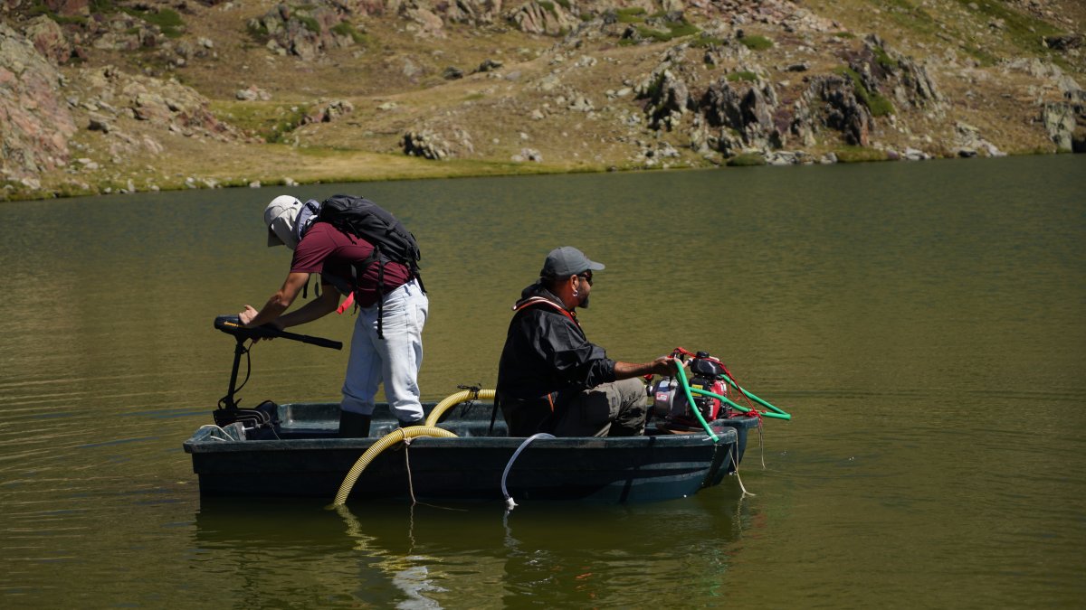 Una barca durante la prueba piloto de rotenona en la zona de Tres Estanys, en el Pallars Sobirà