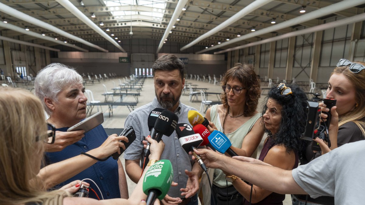 El alcalde accidental, Carlos Enjuanes, ha atendido a los medios esta mañana en el pabellón 4.