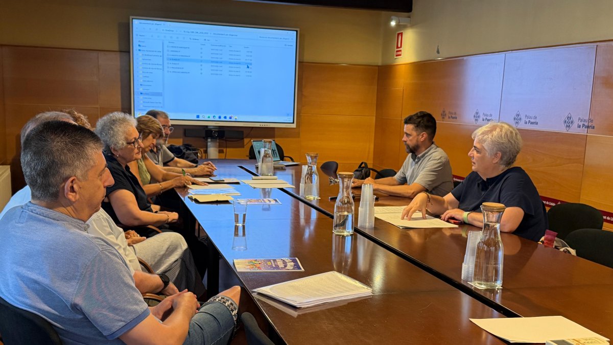 Carme Vall y Carlos Enjuanes en la reunión con las dos entidades de Balàfia