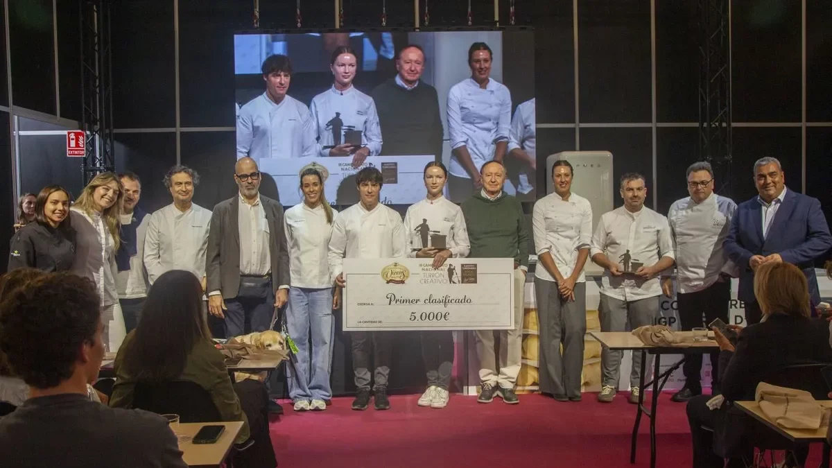 La ganadora con el resto de participantes y el jurado, incluidos los tres de Master Chef. - LAIA PEDRÓS