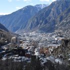 Vista de Escaldes y de Andorra la Vella, capital del Principat reconocida en la Constitución.