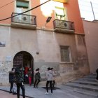 Alumnos saliendo el pasado viernes del edificio de la calle Cavallers del colegio Cervantes.