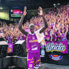 Kur Kuath, eufórico después de la clasificación del Força Lleida, con toda la afición leridana desplazada exultante a sus espaldas.