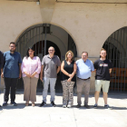 Enjuanes, primer per l’esquerra, al costat dels alcaldes i representants de consistoris del Baix Segre.