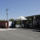Imatge del recinte exterior de les piscines municipals d’Alcarràs.