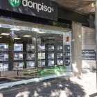 Anuncis d’habitatges en una oficina immobiliària de Lleida ciutat. - JORDI ECHEVARRIA