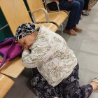 La pacient escenifica la seua desesperació a la sala d’espera.