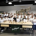 Foto de família dels impulsors i els restauradors participants en la VIII Ruta de la Tapa. - MAGDALENA ALTISENT