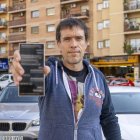 El Joel, ahir a Lleida, amb una de les captures que van enviar els estafadors al suplantar-li el compte. - EP