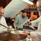 Roger Solé, a la derecha, cocinando