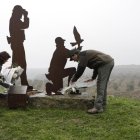 Ofrena a l’escultura homenatge a Xavier Ribes i David Iglesias a la reserva de Mas de Melons. - SEGRE