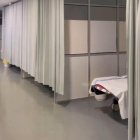 Àrea de dilatació d’Obstetrícia de l’Arnau, amb vuit llits separats per mampares i cortines.
