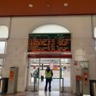 Un cartell informació a l'estació de Lleida aquest dilluns al matí.