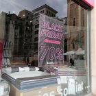 Un establiment de l’Eix Comercial que dilluns passat ja publicitava el Black Friday. - S.E.