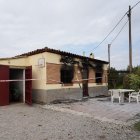 Vista de la casa de la partida Boixadors de Lleida en la qual suposats lladres van provocar un incendi ahir de matinada. - JORGE AGUSTÍN