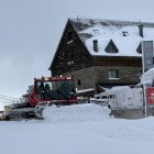Una màquina trepitjaneu treballant a l'estació d'esquí de Port Ainé
