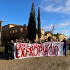 Un grup de persones concentrades davant de la Casa de Vallamanya per demanar-ne l'expropiació.