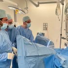 Els cirurgians efectuant una de les operacions pioneres. - UROCLÍNC CENTER