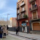 Els veïns desallotjats ahir, amb les maletes davant l’edifici que van haver d’abandonar d’urgència. - ROGER BARRAGÁN