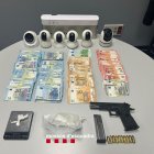 Imatge de les càmeres de seguretat, els 20.115 euros, els 201 grams de cocaïna i la pistola. - MOSSOS D’ESQUADRA