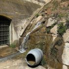 La filtració de la presa de Rialb, que allibera uns 7 litres d’aigua per segon. - R. R.