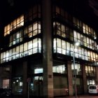 Els llums van quedar encesos. Després que es recuperés el servei, molts edificis d’oficines van mostrar tots els llums encesos. - R.R.