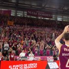 Rafa Villar agraeix amb aplaudiments el suport de l’afició. - JAVI ENJUANES