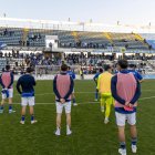 Jugadors del Lleida, davant de penyistes en un partit d’aquest curs. - JORDI ECHEVARRIA